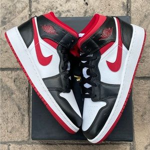 Jordan 1 mid gym red size 5Y / women’s 6.5